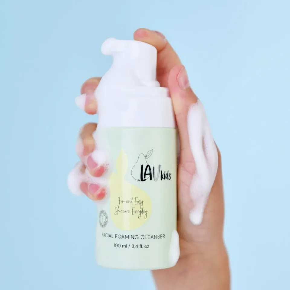 LavKids Mousse detergente viso pera e camomilla soap-free